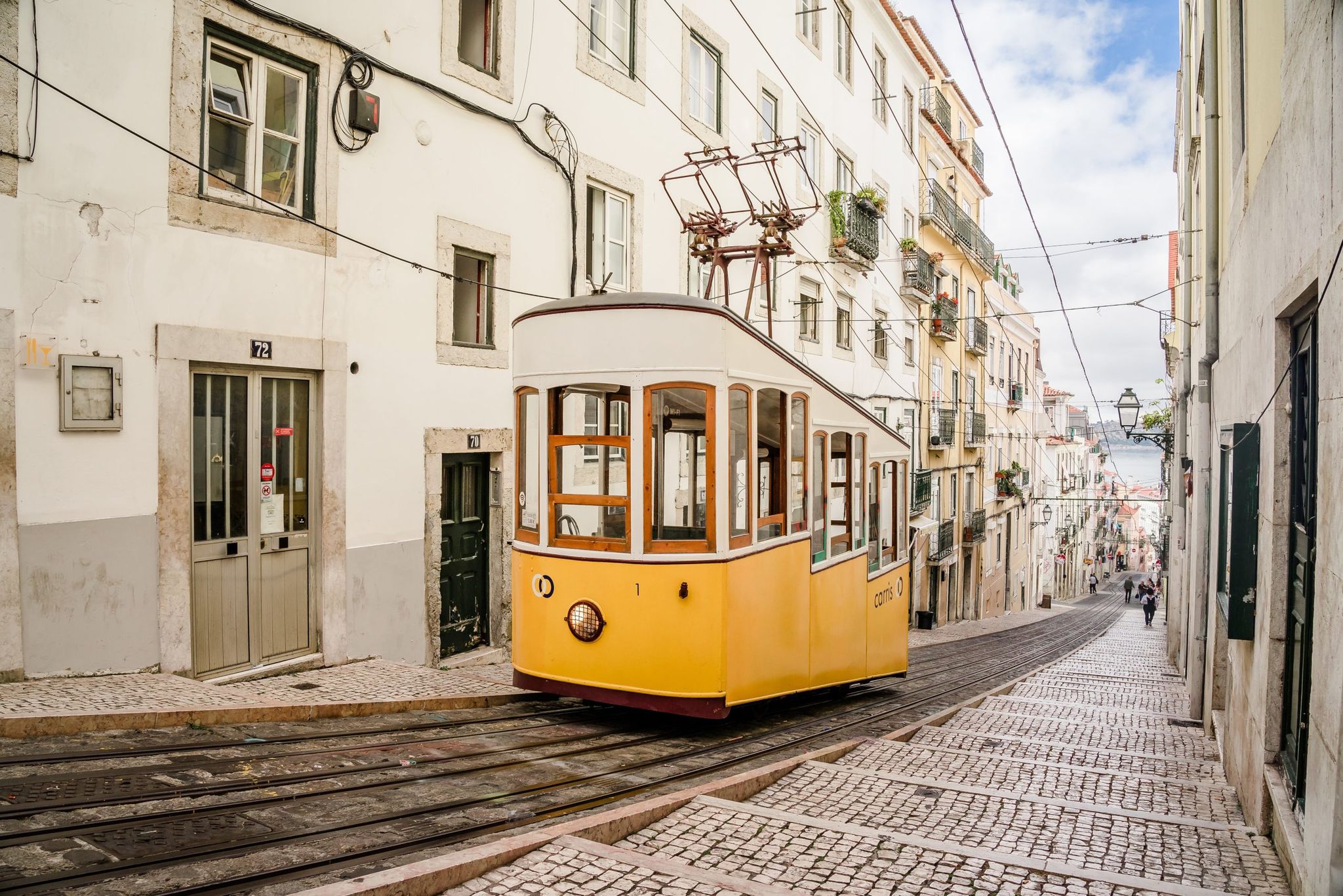 Portugal, Lissabon, Straßenbahn, gelb, Altstadt, enge Gassen